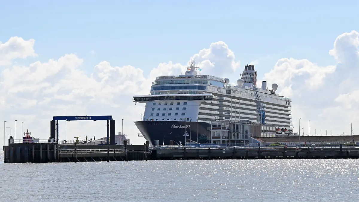 Cuxhaven, der 05.05.2020 Die 2.900 Mitglieder starke Crew der Mein Schiff 3 harrt seit mehr als vier Wochen auf dem Kreuzfahrtschiff aus. Teilweise sind die Mitarbeiter auf der Mein Schiff 3 in kleinen Kabinen ohne Fenster untergebracht, das Kreuzfahrtschiff diente als Sammeltransporter für Crews der anderen Schiffe der Hamburger Reederei TUI Cruises. Gäste sind nicht an Bord. Nach acht positiven Corona-Tests bei der Besatzung des TUI-Kreuzfahrtschiffs Mein Schiff 3 in Cuxhaven werden die negativ getesteten Crewmitglieder nun doch noch nicht auf ein Schwesterschiff gebracht. Zunächst war geplant, dass die Mein Schiff 6 heute ebenfalls in Cuxhaven anlegt und die gesunden Crew-Mitglieder aufnimmt. Corona-Quarantäne für Besatzung der Mein Schiff 3 in Cuxhaven, Cuxhaven Niedersachsen Deutschland *** Cuxhaven, the 05 05 2020 Th 