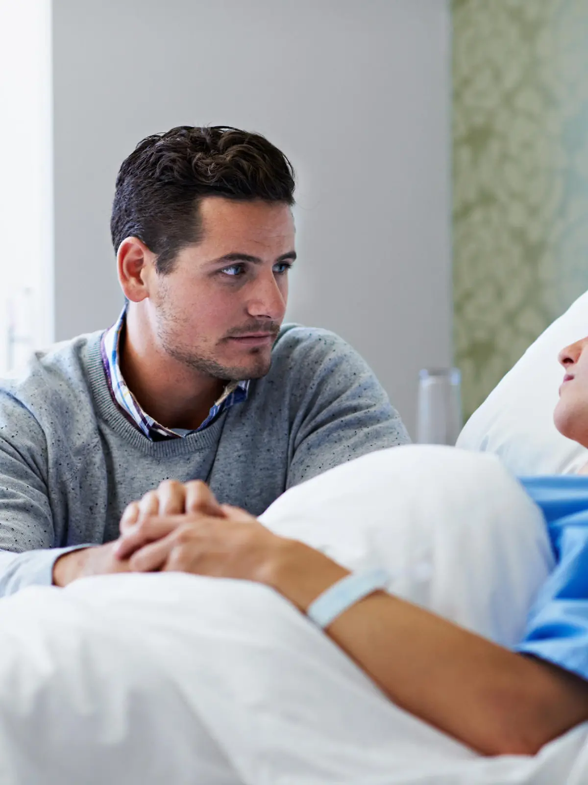 Mann besucht seine Frau im Krankenhaus