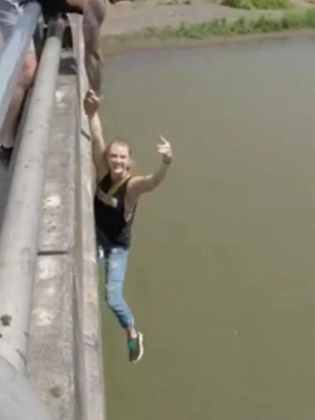 Die 24-Jährige Influencerin riskiert ihr Leben einzig und allein für ein "perfektes" Bild und hängt sich über die sogenannte Krododilbrücke in Costa Rica.
