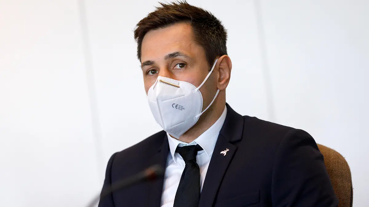 Felix Sturm, mit bürgerlichem Namen Adan Catic, bei seiner Verhandlung wegen Steuerhinterziehung und Körperverletzung beim Landgericht Köln. Sturm wird zu drei Jahren Haft verurteilt worden. Laut Gericht hatte Sturm einen Millionenbetrag an Steuern hinterzogen. Außerdem war der jetzt 41-jährige bei einem Kampf gedopt. Köln, 30.04.2020 *** Felix Sturm, whose civil name is Adan Catic, at his trial for tax evasion and bodily injury at the Regional Court of Cologne Sturm is sentenced to three years in prison According to the court, Sturm had evaded a million-euro sum in taxes. In addition, the now 41-year-old was doped in a fight Cologne, 30 04 2020 Foto:xC.xHardtx/xFuturexImage