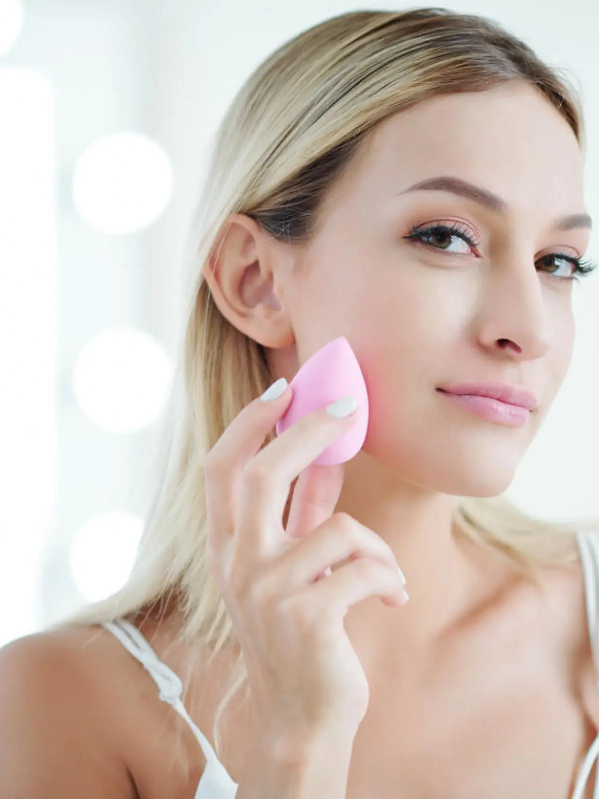 Frau legt Make-up auf