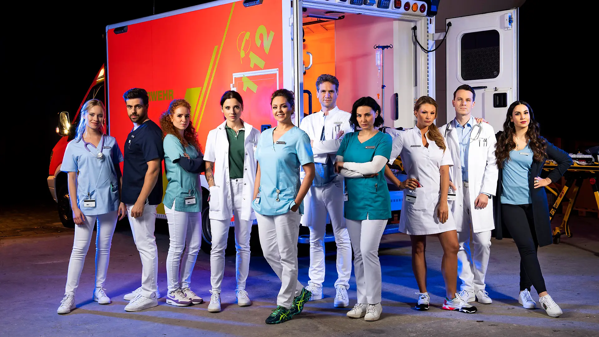 Der Cast der RTL-Medical-Serie "Nachtschwestern": (v.l.) Kiki Schmitz (Valerie Huber), Karim Asfari (Nassim Avat), Meike (Sarah Hannemann), Dr. Leonie Mertens (Linda Marlen Runge), Ella Fink (Ines Quermann), Dr. Sebastian Sander (Oliver Franck), Nora Altmeyer (Mimi Fiedler), Nadine Tielemann (Jana Schölermann), Dr. Jan Kühnert (Marc Dumitru) und Samira Akgün (Sila Sahin).
Die Verwendung des sendungsbezogenen Materials ist nur mit dem Hinweis und Verlinkung auf TVNOW gestattet.
