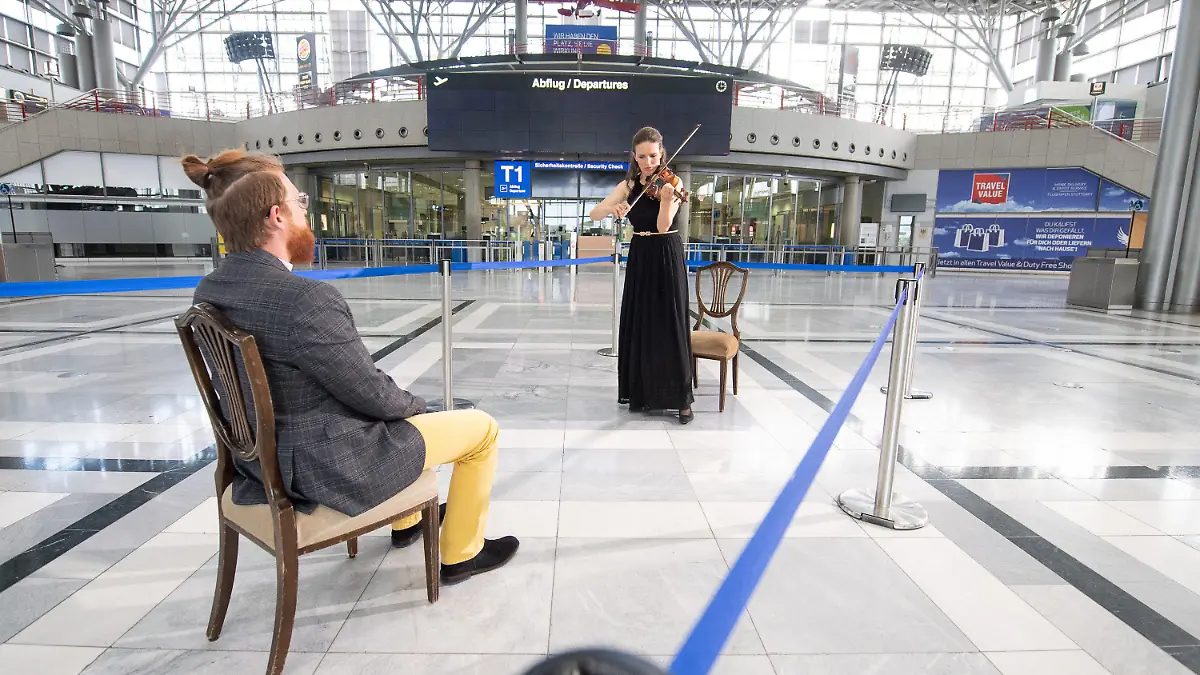 04.05.2020, Baden-Württemberg, Stuttgart: Elena Graf, 1. Konzertmeisterin der Staatsoper Stuttgart, spielt während des Drehs eines Trailers für Eins-zu-Eins-Konzerte der Oper Stuttgart im Terminal 1 des Flughafens Stuttgart für einen Zuhörer auf der Violine. Die Konzerte finden am 8. und 10. Mai statt. Dabei spielt ein Musiker jeweils zehn Minuten für einen einzigen Zuhörer. Alle Musiker spielen ohne Honorar, mit den Spenden der Gäste werden freischaffende Musiker unterstützt. Foto: Sebastian Gollnow/dpa +++ dpa-Bildfunk +++