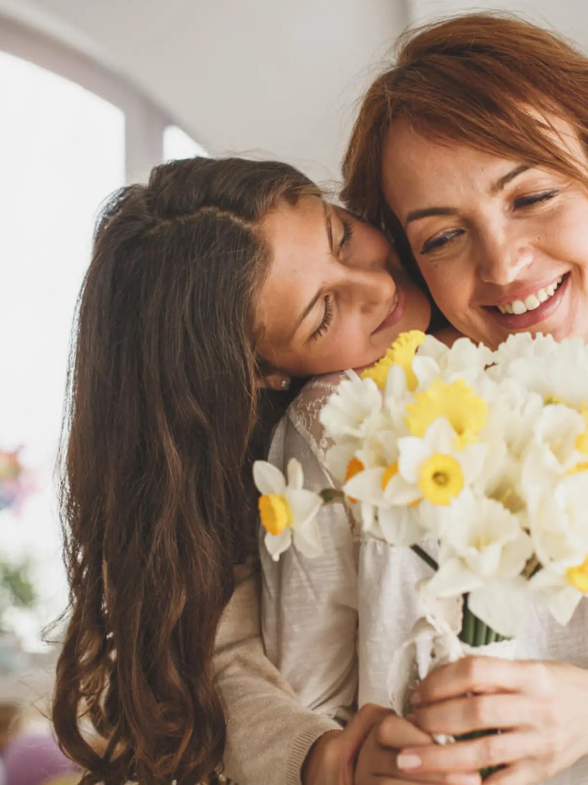 Frau schenkt Blumen zum Muttertag