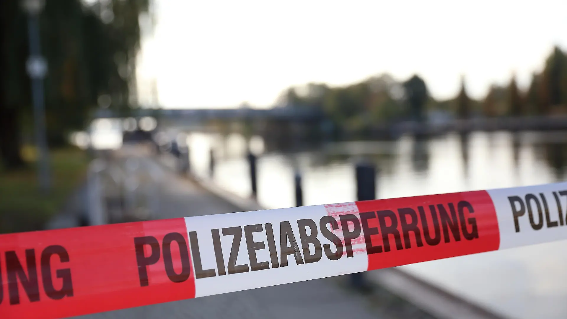 Polizeiabsperrung am Fundort einer Leiche, die aus der Havel geborgen wurde, Potsdam, 22. Oktober 2019. Es handelt sich um die seit Tagen vermisste 15-jährige Britney. Potsdam: Polizei birgt Leiche von Britney Police barrier at the site of a body recovered from the Havel, Potsdam, 22 October 2019 This is the 15-year-old Britney Potsdam missing for days Police has recovered the body of Britney