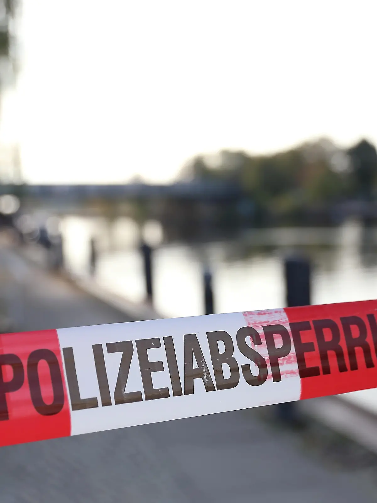  Polizeiabsperrung am Fundort einer Leiche, die aus der Havel geborgen wurde, Potsdam, 22. Oktober 2019. Es handelt sich um die seit Tagen vermisste 15-jährige Britney. Potsdam: Polizei birgt Leiche von Britney  Police barrier at the site of a body recovered from the Havel, Potsdam, 22 October 2019 This is the 15-year-old Britney Potsdam missing for days Police has recovered the body of Britney