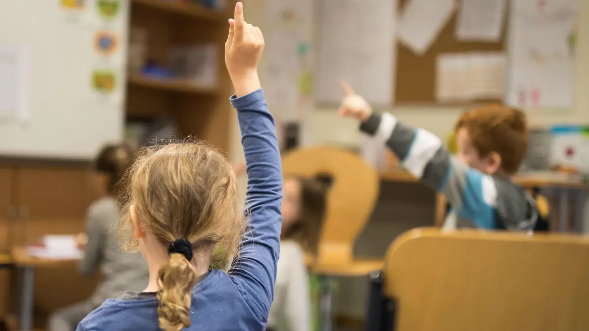 ARCHIV - 02.05.2017, Hessen, Eltville-Rauenthal: Schüler melden sich in einer Grundschule beim Unterricht. (zu dpa «Fast 500 pensionierte Lehrkräfte im Dienst») Foto: Frank Rumpenhorst/dpa +++ dpa-Bildfunk +++
