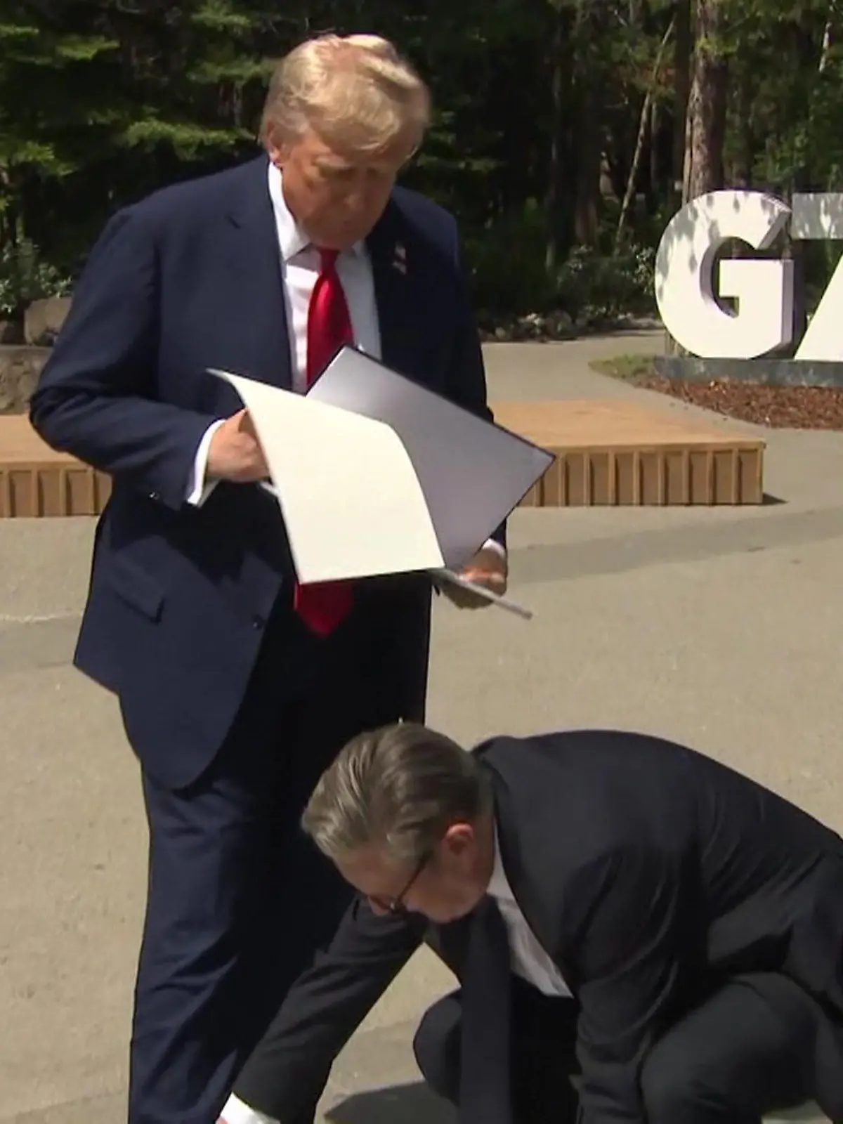 Trump lässt nach Vertragsabschluss wichtige Dokumente fallen. Briten-Premier muss sie aufheben.