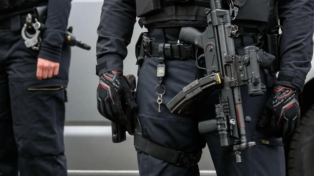 Polizisten bei der Razzia in dem Moscheeverein Al-Irschad Markaz Al-Qaim in der Flughafenstraße in Berlin-Neukölln nach dem Verbot der schiitisch-islamistischen Terrormiliz Hisbollah Hizb Allah aus dem Libanon durch das Bundesinnenministerium. snapshot-photography/F.Boillot *** Police officers during the raid at the Al Irschad Markaz Al Qaim mosque club in the Flughafenstraße in Berlin Neukölln after the ban of the Shiite Islamist terrorist militia Hezbollah Hizb Allah from Lebanon by the Federal Ministry of the Interior snapshot photography F Boillot 