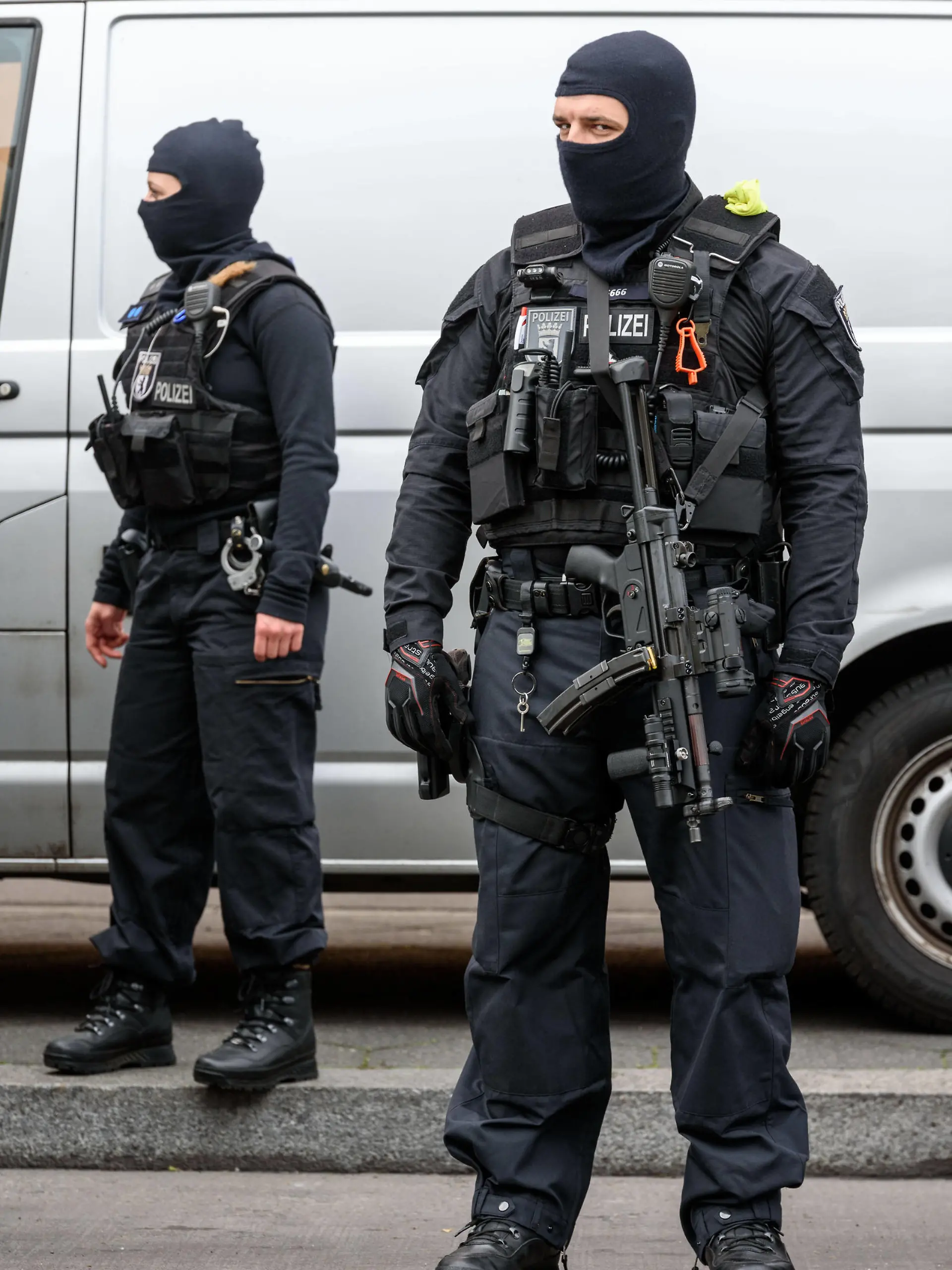 Polizisten bei der Razzia in dem Moscheeverein Al-Irschad Markaz Al-Qaim in der Flughafenstraße in Berlin-Neukölln nach dem Verbot der schiitisch-islamistischen Terrormiliz Hisbollah Hizb Allah aus dem Libanon durch das Bundesinnenministerium. snapshot-photography/F.Boillot *** Police officers during the raid at the Al Irschad Markaz Al Qaim mosque club in the Flughafenstraße in Berlin Neukölln after the ban of the Shiite Islamist terrorist militia Hezbollah Hizb Allah from Lebanon by the Federal Ministry of the Interior snapshot photography F Boillot 