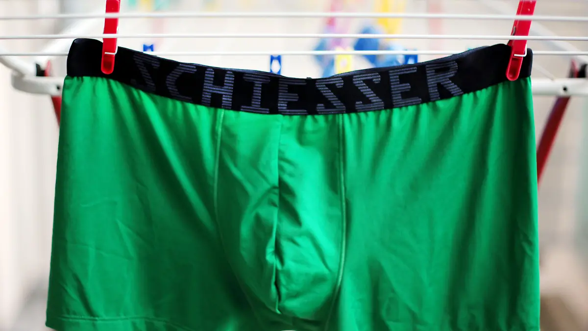ILLUSTRATION - Eine Unterhose von Schiesser hängt am Freitag (26.08.2011) in Köln auf einem Wäscheständer. Der Unterwäschehersteller Schiesser verschiebt abermals seinen Börsengang auf 2012. Der ursprünglich fürs zweite Quartal 2011 geplante Börsengang war bereits im Frühling aufs Jahresende verlegt worden. Foto: Oliver Berg dpa/lnw