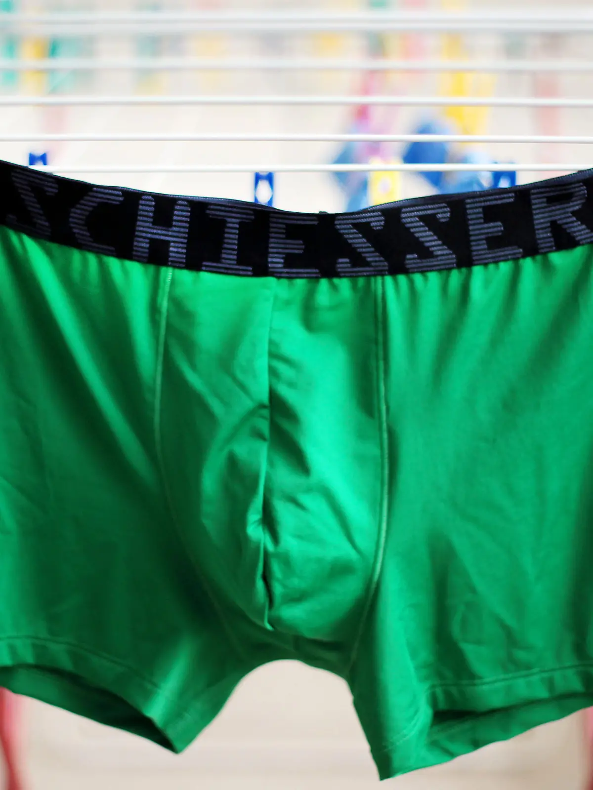 ILLUSTRATION - Eine Unterhose von Schiesser hängt am Freitag (26.08.2011) in Köln auf einem Wäscheständer. Der Unterwäschehersteller Schiesser verschiebt abermals seinen Börsengang auf 2012. Der ursprünglich fürs zweite Quartal 2011 geplante Börsengang war bereits im Frühling aufs Jahresende verlegt worden. Foto: Oliver Berg dpa/lnw