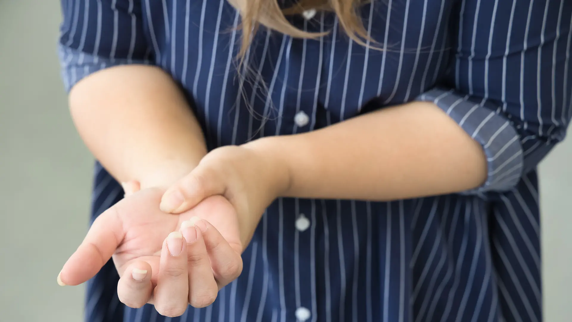 Kribbelnde Finger? Das könnte ein Karpaltunnelsyndrom sein. 