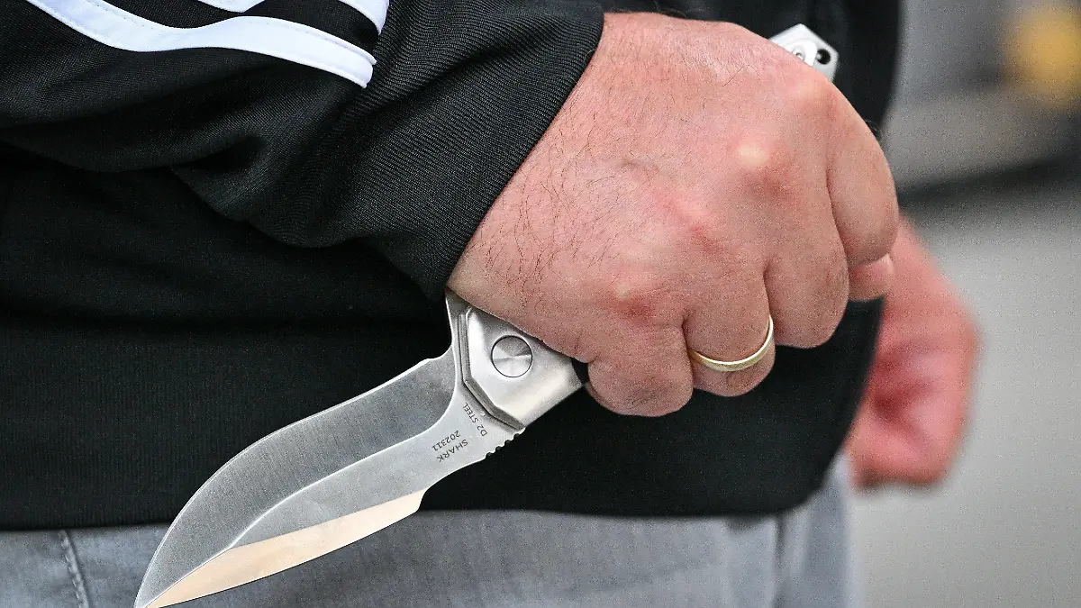 Symbolfoto eines Mannes mit einem Messer in der Hand. 