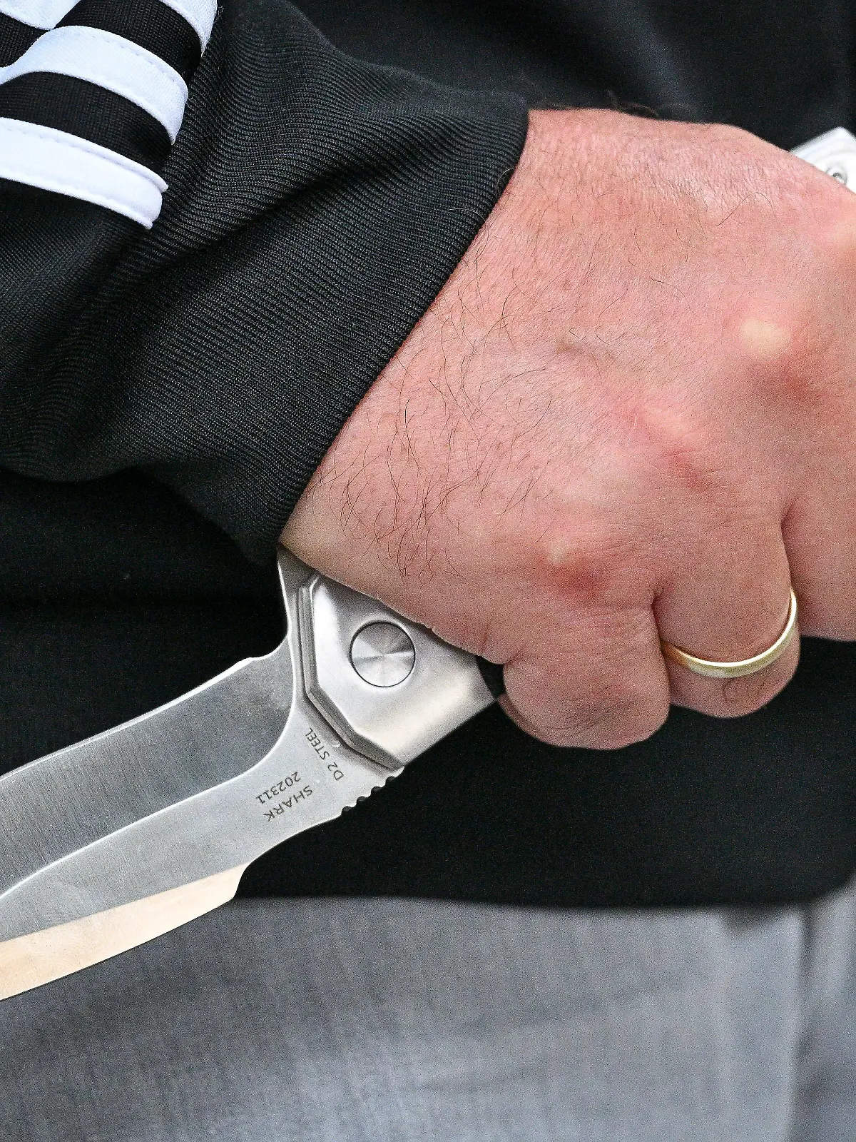 Symbolfoto eines Mannes mit einem Messer in der Hand. 