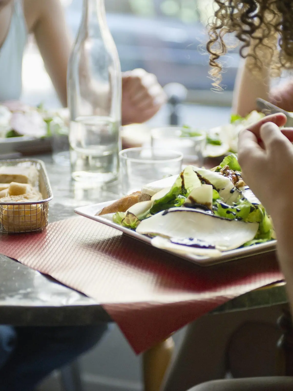 Friends enjoying meal in cafe, cropped PUBLICATIONxINxGERxSUIxAUTxONLY Copyright: MichèlexConstantini B35964219  