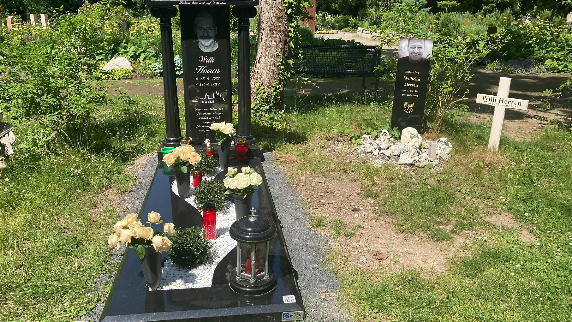 Frische Blumen auf dem Grabstein von Willi Herren (1975-2021)
