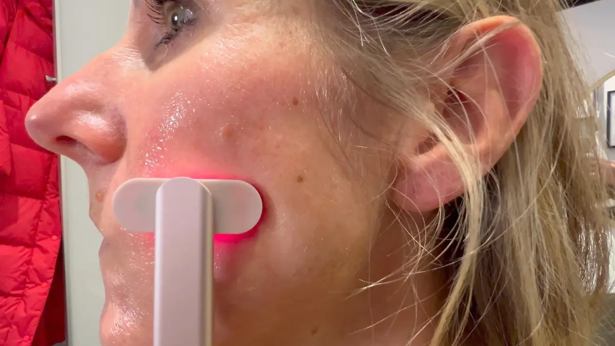 Beim teuren und günstigen Hautpflegestab sind die Unterschiede in der Wirkung eher gering.