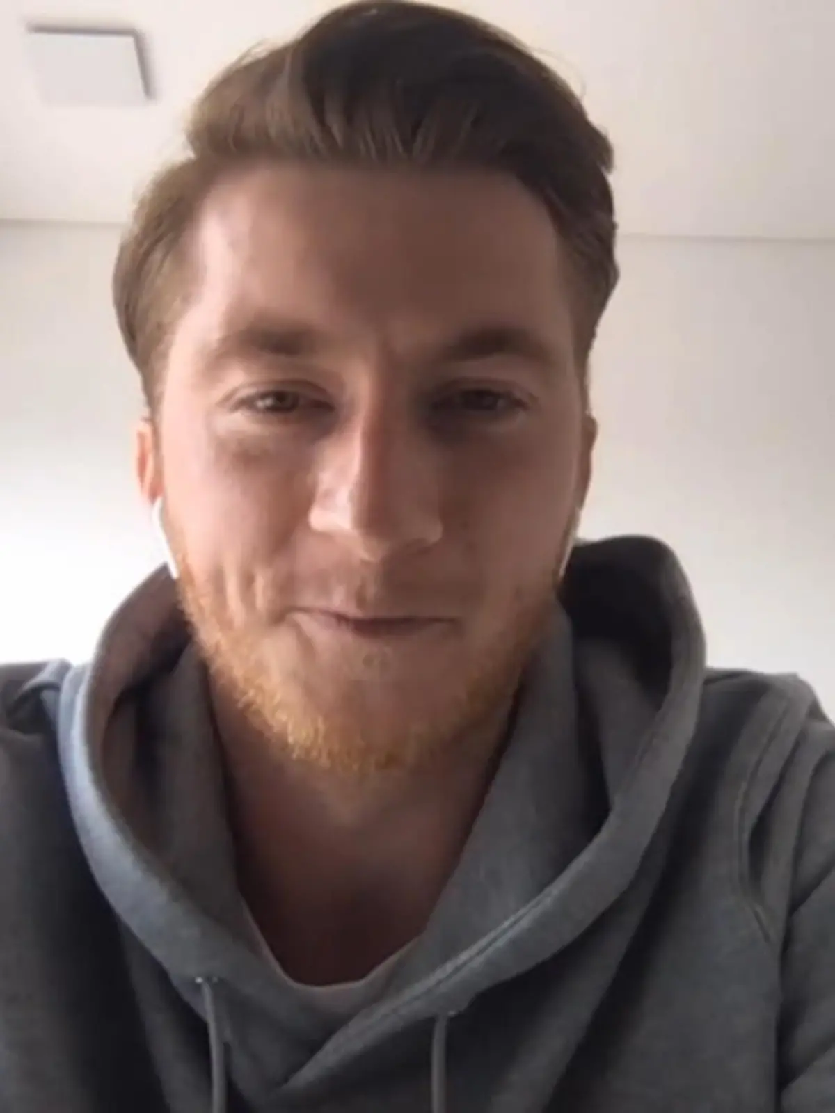 Während der Coronakrise müssen auch Spitzensportler wie Fußballer Marco Reus (30) Zuhause bleiben. Diese Zeit nutzt der 30-Jährige, um ein soziales Projekt ins Leben zu rufen: Mit "Help your Hometown" hat er eine Aktion gestartet, um kleineren Unternehmen in seiner Heimatstadt Dortmund zu helfen. Einige seiner Teamkollegen von Borussia Dortmund haben sich gleich beteiligt. In der Freizeit hat Marco Reuss zudem ein anderes Hobby für sich entdeckt: Die Astronomie. Was ihn an den Sternen fasziniert und wie seine kleine Tochter ihn doch meist vom in den Himmel schauen abhält, verrät er im Video.