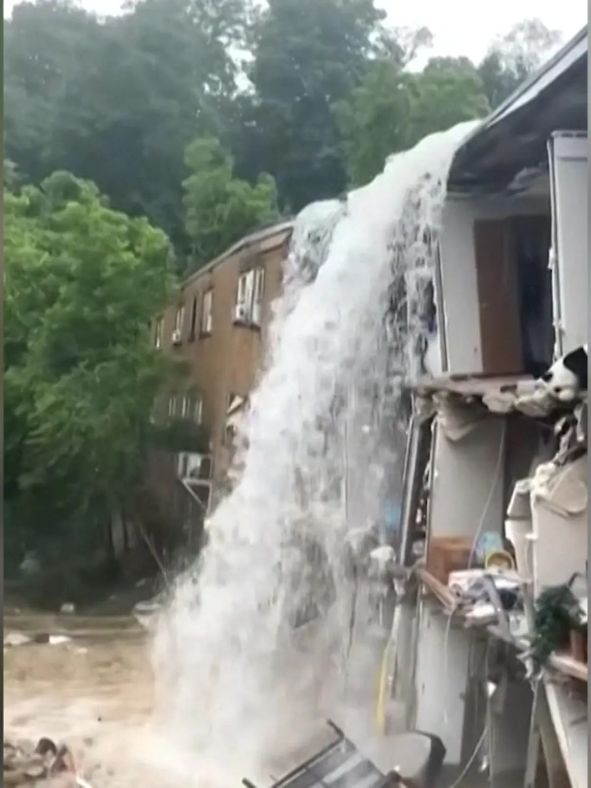 Bild zu: "Wohnhaus wird zu Wasserfall! Sturzflut schießt durch Gebäude – sechs Tote"
