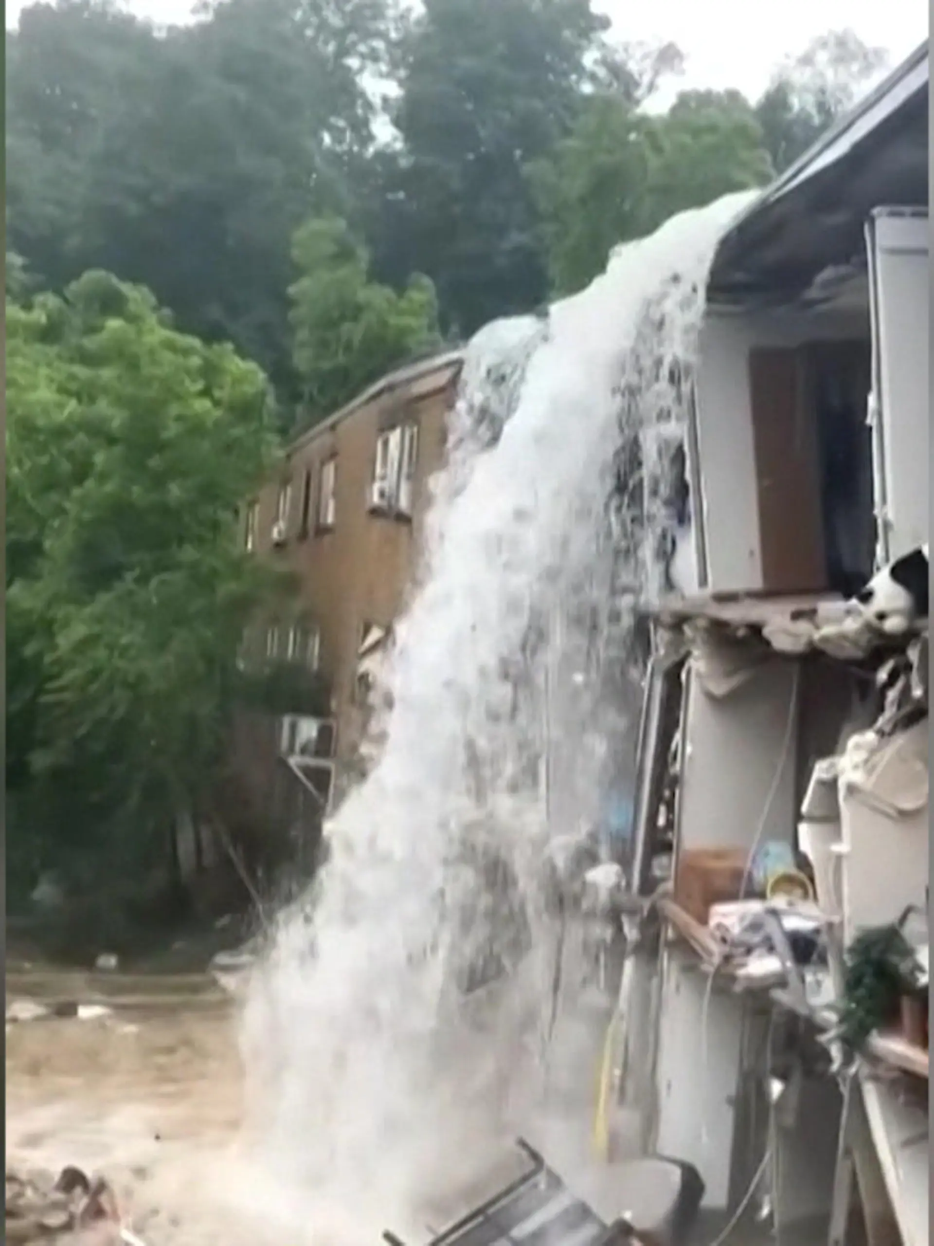 Bild zu: "Wohnhaus wird zu Wasserfall! Sturzflut schießt durch Gebäude – sechs Tote"