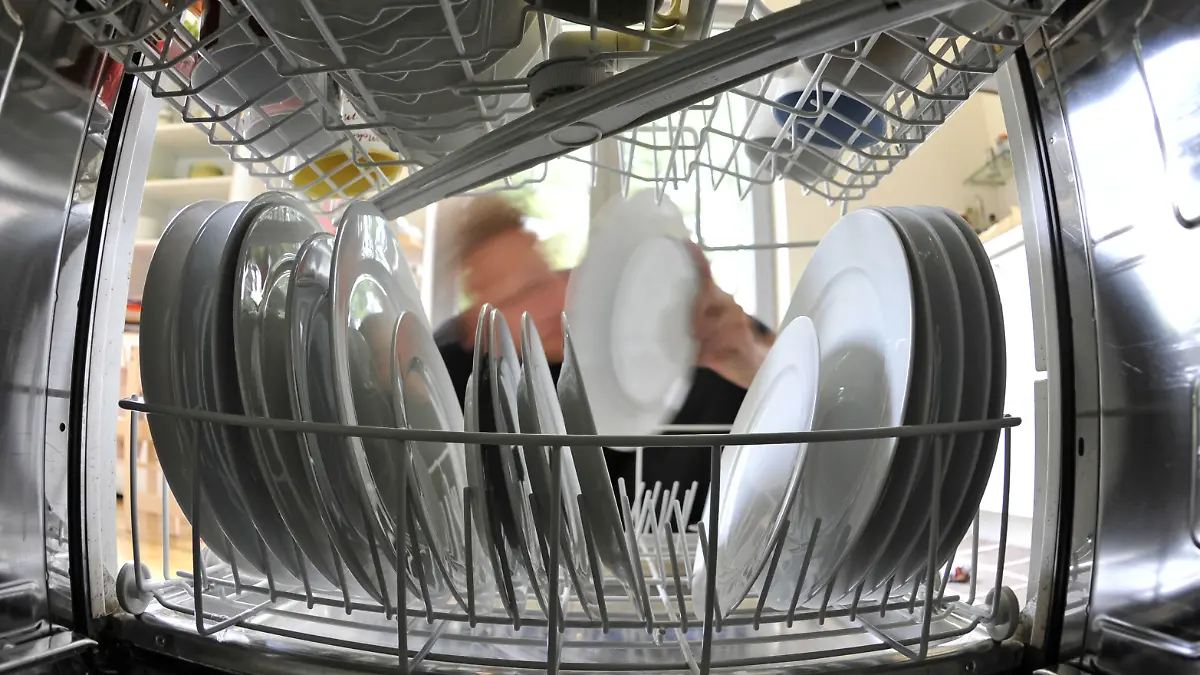 ILLUSTRATION - Eine Miele-Geschirrspülmaschine wird am Freitag (10.07.2009) in Herdecke ausgeräumt. 80 Jahre Geschirrspülmaschinen in Europa - das sind auch 80 Jahre Szenen einer Ehe. An der heiklen Frage, wie man das Geschirr optimal hineinstellt, dürfte schon mehr zerbrochen sein als nur Tassen. Foto: Bernd Thissen dpa/lnw (zu lnw-KORR: "Haushaltshilfe und Ehekiller: 80 Jahre Spülmaschine" vom 12.07.2009) +++(c) dpa - Bildfunk+++