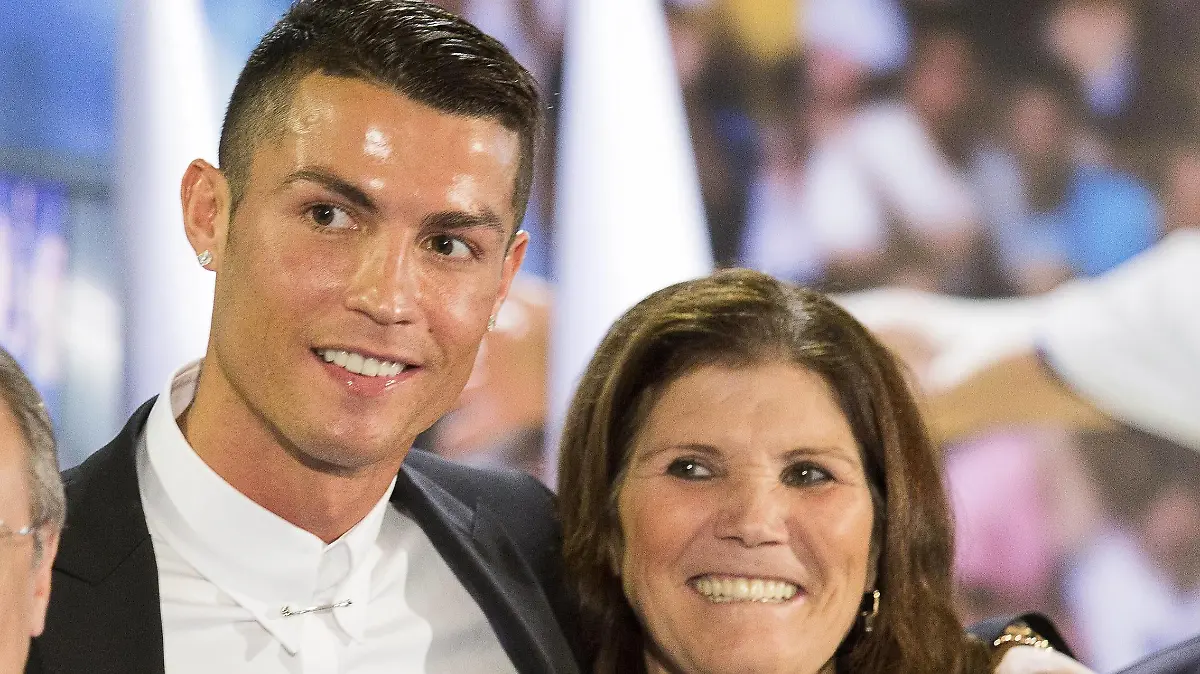  Florentino Perez und Cristiano Ronaldo mit Mutter Maria Dolores dos Santos Aveiro bei einer Presskonferenz anlässlich der Unterzeichnung seines neuen Fünfjahresvertrages mit Real Madrid im Bernabeu-Stadion. Madrid, 07.11.2016 PUBLICATIONxINxGERxONLY Foto:xDyDxFotografosx/xFuturexImage
