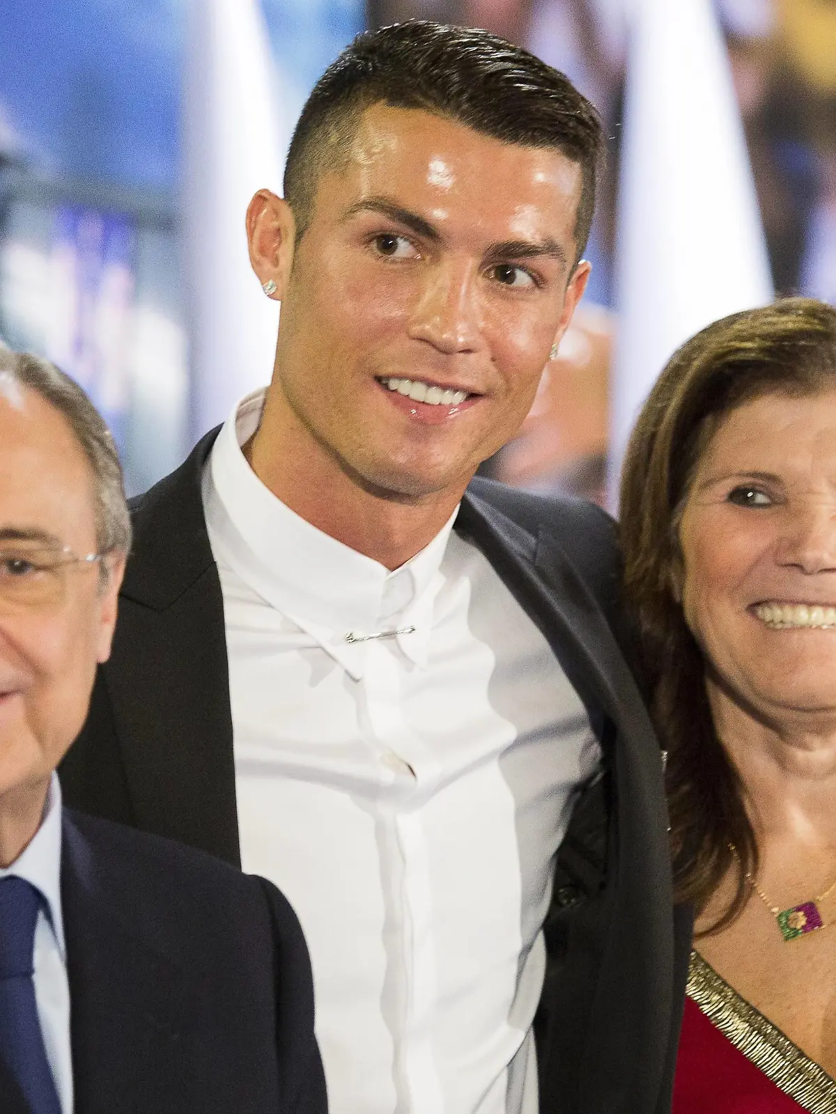  Florentino Perez und Cristiano Ronaldo mit Mutter Maria Dolores dos Santos Aveiro bei einer Presskonferenz anlässlich der Unterzeichnung seines neuen Fünfjahresvertrages mit Real Madrid im Bernabeu-Stadion. Madrid, 07.11.2016 PUBLICATIONxINxGERxONLY Foto:xDyDxFotografosx/xFuturexImage