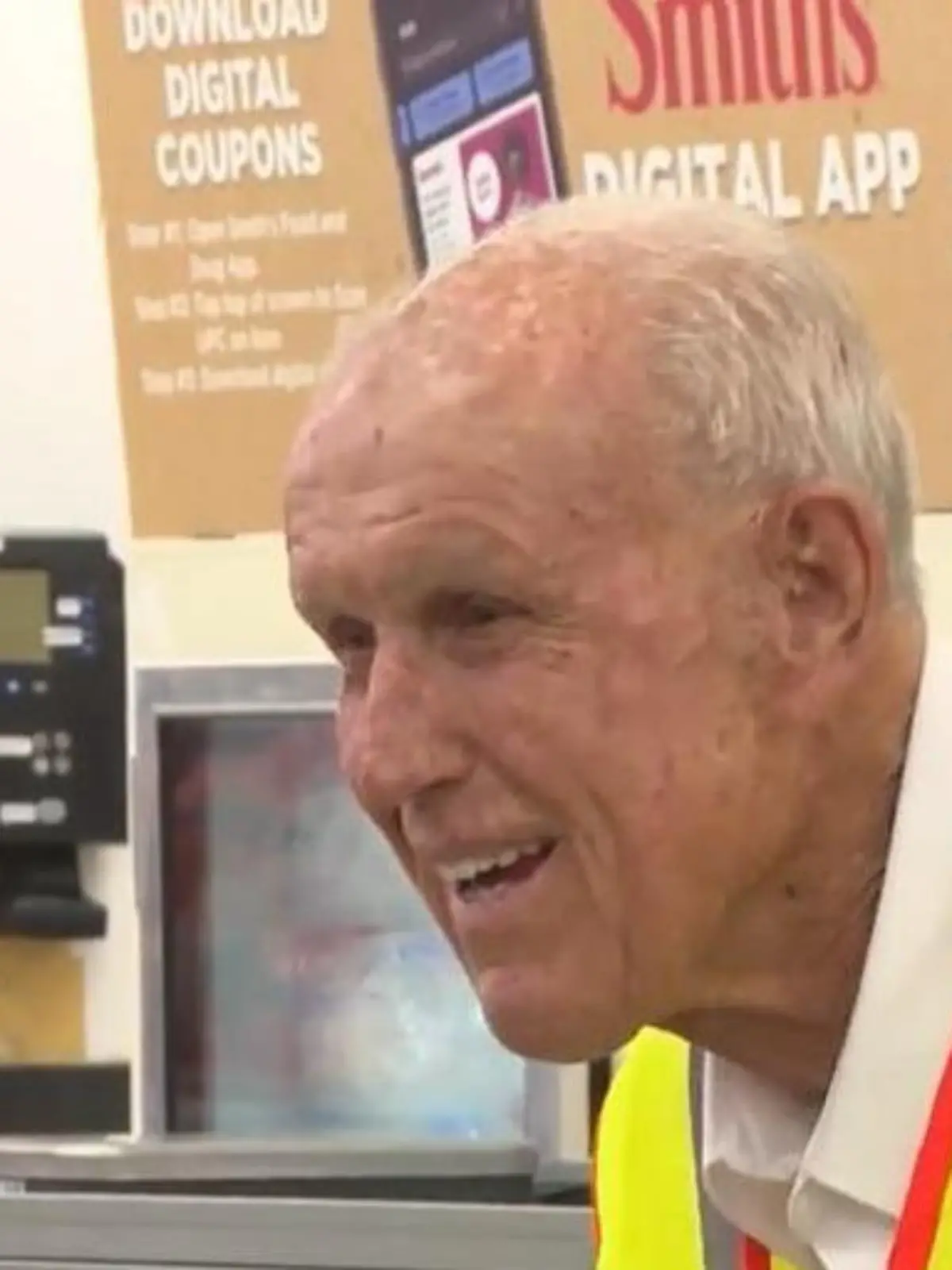 Gary steht mit 80 noch im Supermarkt an der Kasse. 