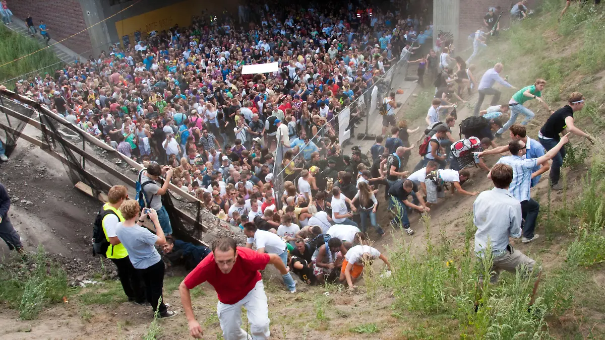 ARCHIV - 24.07.2010, Nordrhein-Westfalen, Duisburg: Tausende Raver drängen sich auf der Loveparade in und vor dem Tunnel in Duisburg, in dem sich eine Massenpanik ereignet hat.  (zu dpa: «Vor der erwarteten Einstellung des Prozesses um die Loveparade-Katastrophe») Foto: Erik Wiffers/dpa +++ dpa-Bildfunk +++