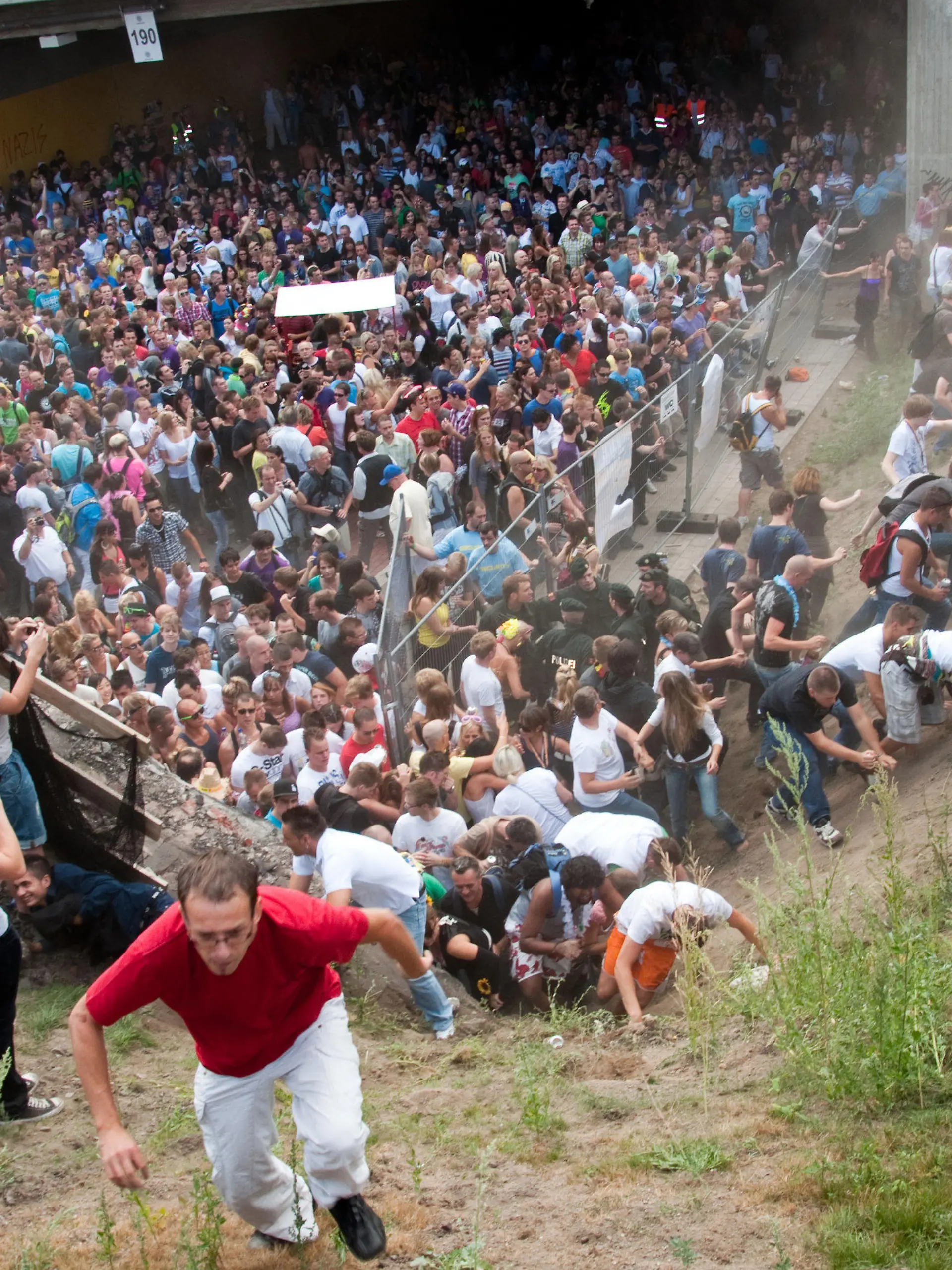 ARCHIV - 24.07.2010, Nordrhein-Westfalen, Duisburg: Tausende Raver drängen sich auf der Loveparade in und vor dem Tunnel in Duisburg, in dem sich eine Massenpanik ereignet hat. (zu dpa: «Vor der erwarteten Einstellung des Prozesses um die Loveparade-Katastrophe») Foto: Erik Wiffers/dpa +++ dpa-Bildfunk +++