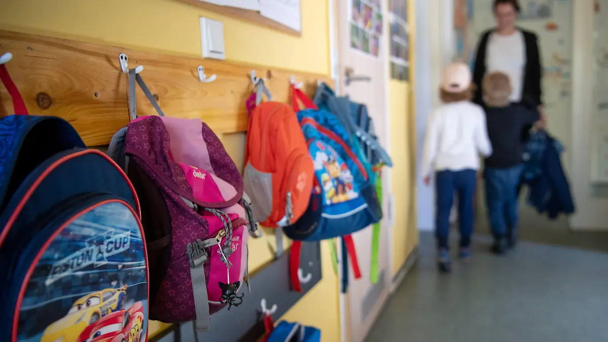 ARCHIV - 24.04.2019, Brandenburg, Wandlitz: Kinderrucksäcke hängen im Eingangsbereich in einem Kindergarten. Experten der Deutschen Gesellschaft für Kinder- und Jugendmedizin halten eine Maskenpflicht für Kita-Kinder für «definitiv nicht umsetzbar». (zu dpa ««Nicht umsetzbar»: Experten lehnen Masken in Kitas ab») Foto: Monika Skolimowska/dpa-Zentralbild/dpa +++ dpa-Bildfunk +++