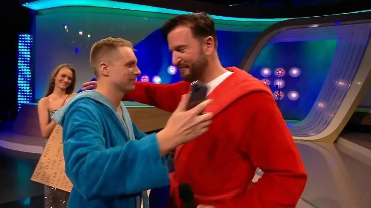 Kurz nach dem TV-Duell Pocher vs. Wendler wagen die beiden Kontrahenten eine freundschaftliche Umarmung.