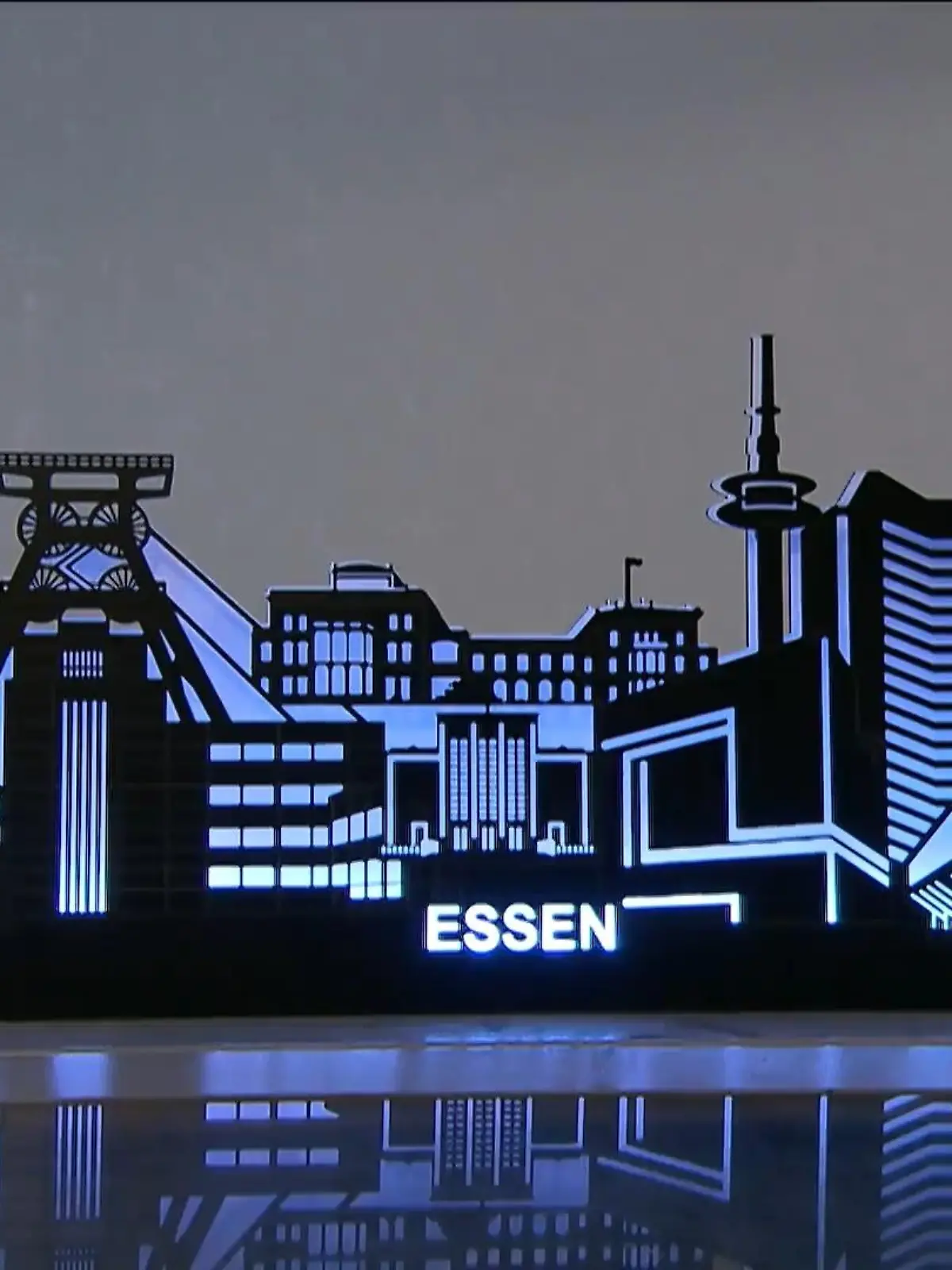 Bild zu: "Marcel fertigt Skylines aus Holz"