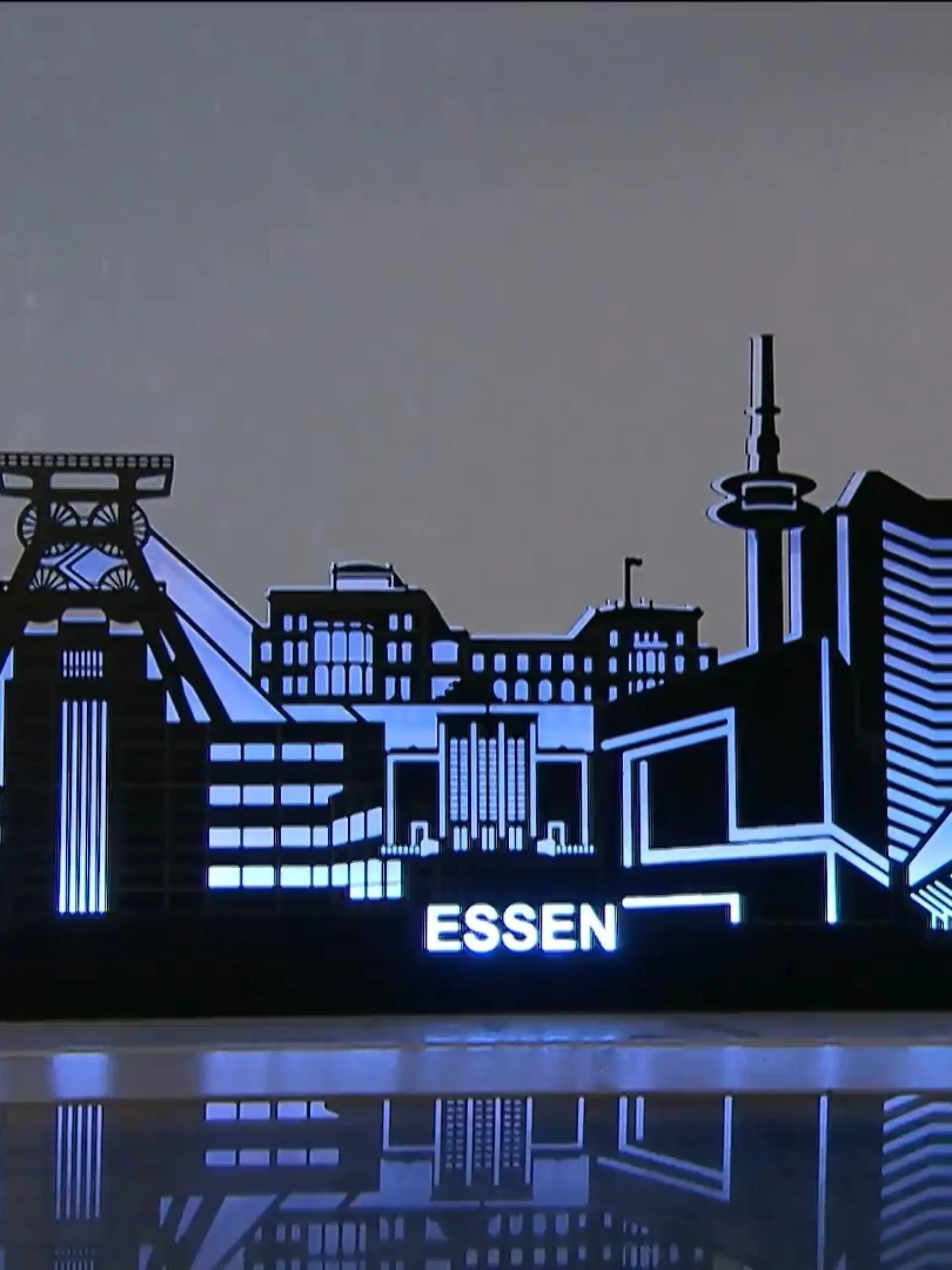 Bild zu: "Marcel fertigt Skylines aus Holz"
