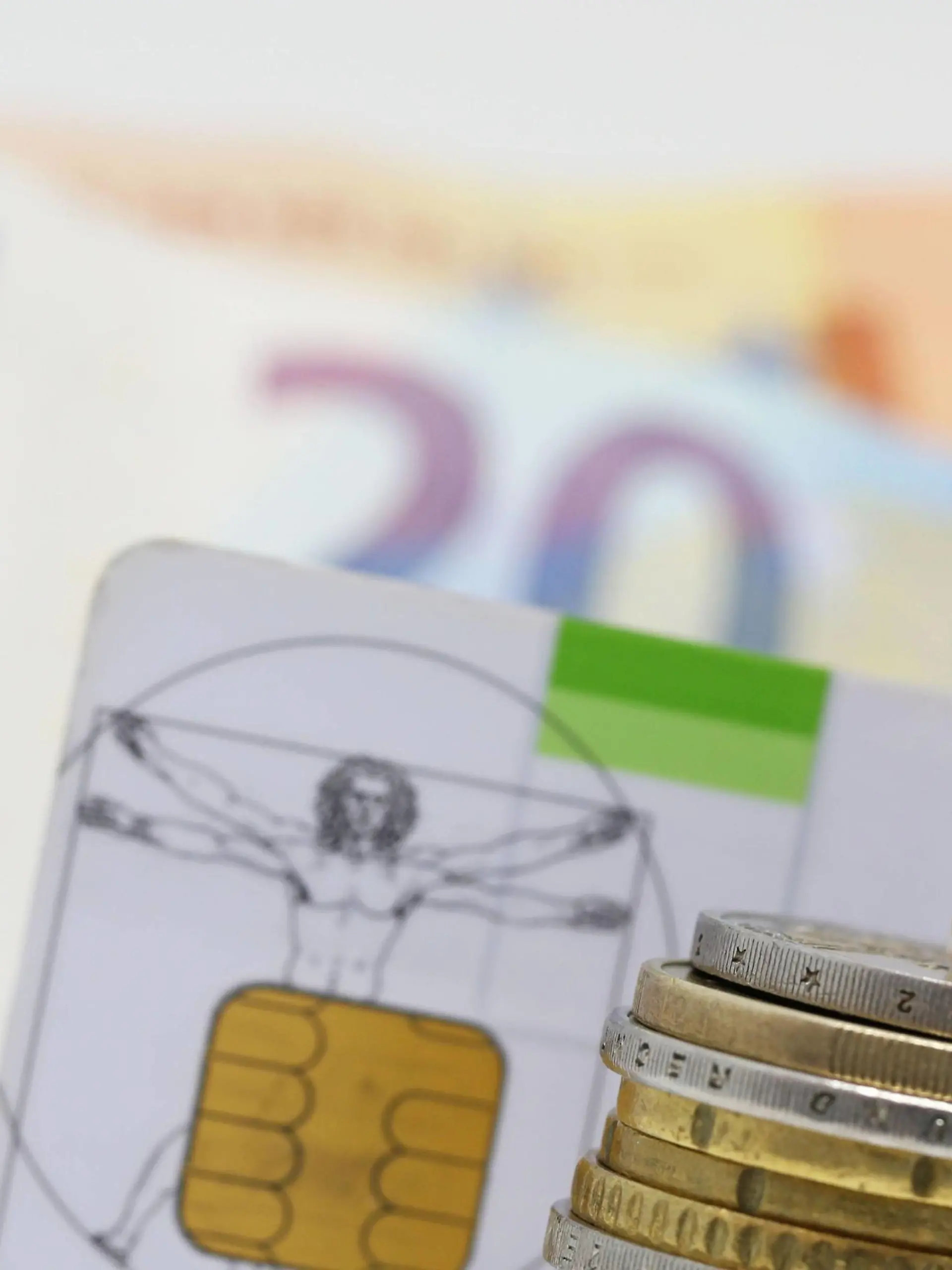  Nuernberg Symbolfoto, Themenbild Krankenversicherung, Krankenkassenbeitrag, Mann mit Gips und Gehhilfe steht auf Euro Muenzen. Im Hintergrund eine Gesundheitskarte der Barmer gek sowie Euro Banknoten. Copyright: xWuestx/Eibner-Pressefotox EPfwt