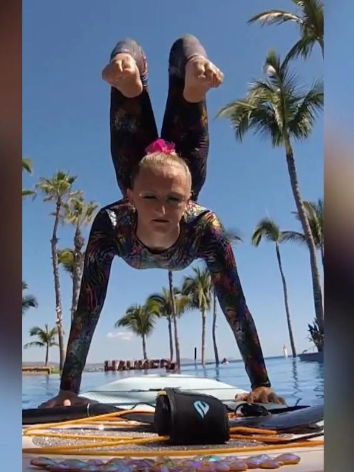 Die Balance auf einem Paddleboard zu halten ist eine echter Herausforderung. Tori Kubick geht sogar noch weiter und zeigt ihre Beweglichkeit auf dem Board.