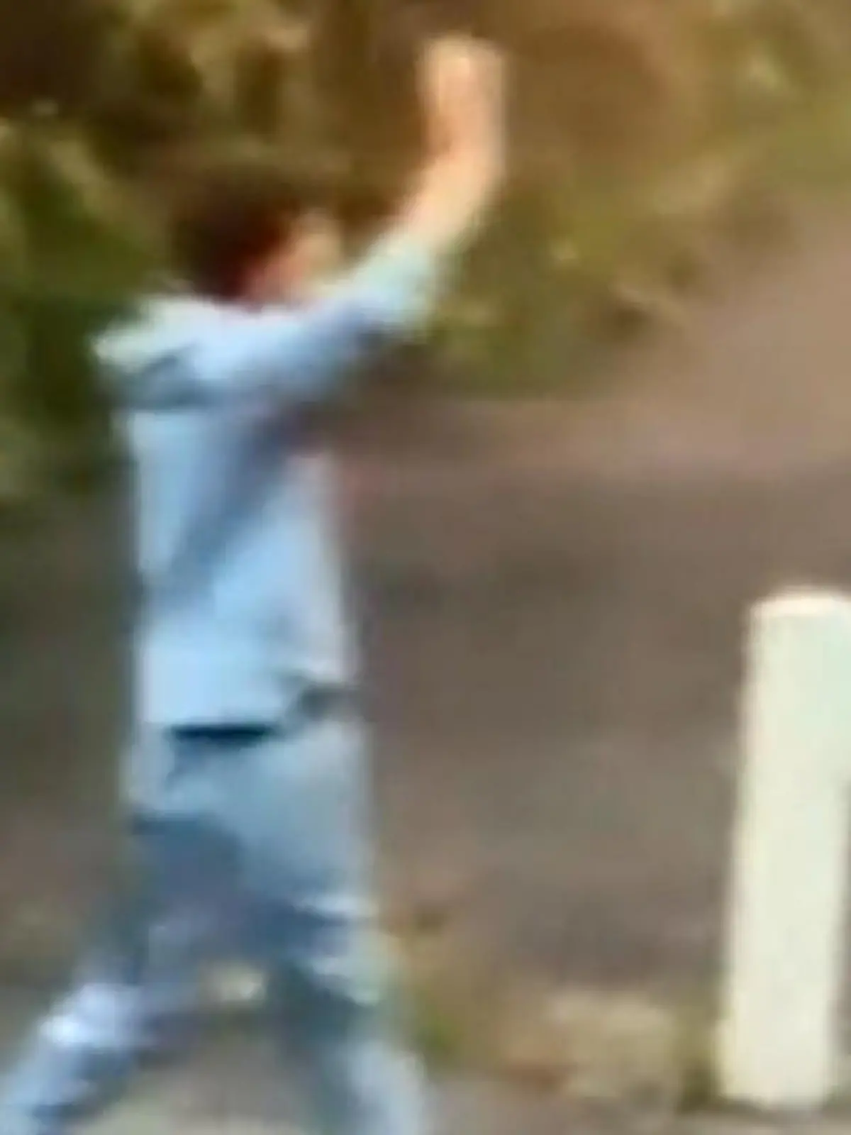 Dieser Dieb ist an Dreistigkeit wohl nicht zu überbieten! Die Überwachungskamera eines Geschäfts filmt ihn dabei, wie er einen Topf voller Begonien klaut - und vorher frech in die Kamera winkt.