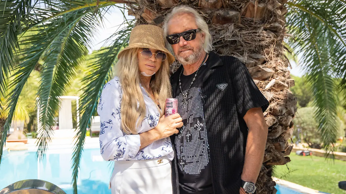 Carmen und Robert Geiss stehen im Garten ihrer Villa in der Nähe von St. Tropez