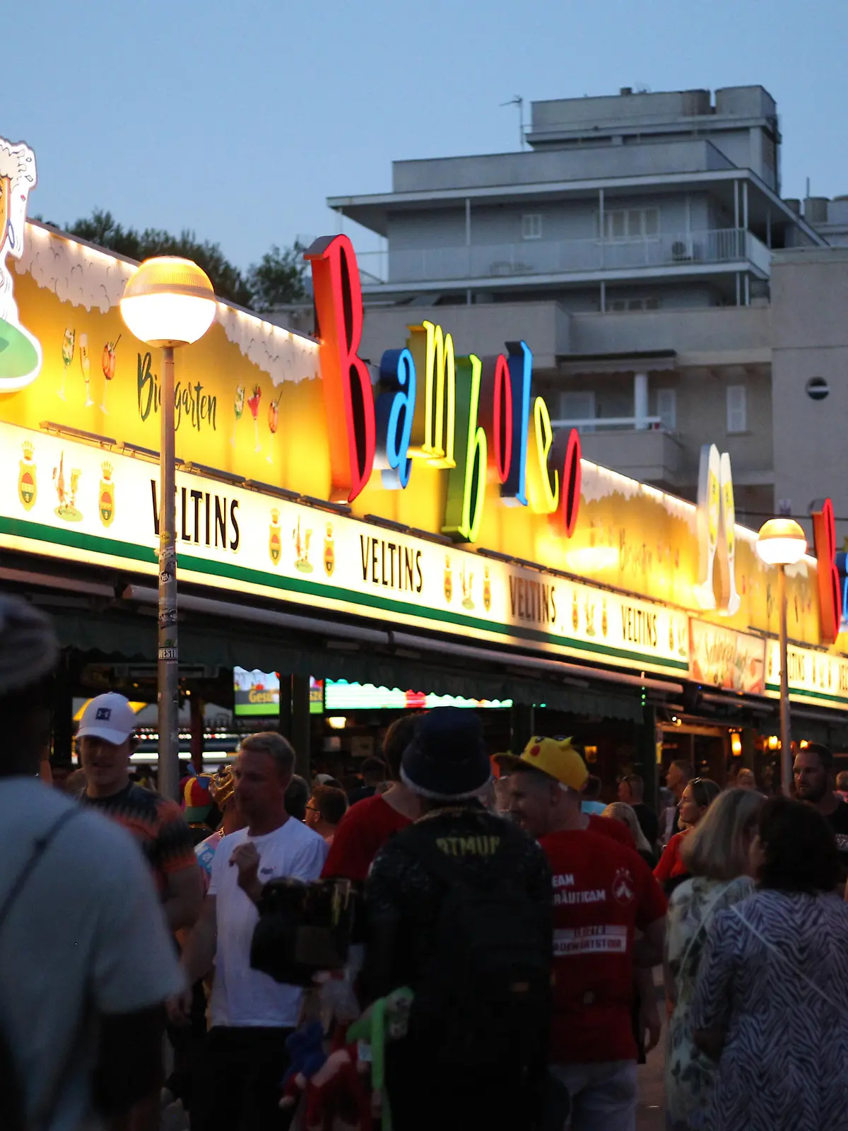 Der Biergarten Bamboleo in der gut besuchten Schinkenstraße. Playa de Palma Mallorca *** The beer garden Bamboleo in the busy ham street Playa de Palma Mallorca