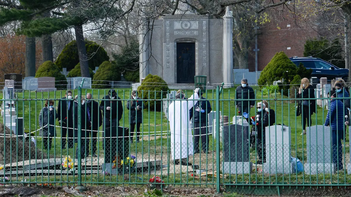 April 16, 2020, New York Queens, USA: Funeral in the time of Coronavirus. Priest praying at coronavirus patient s funeral and all family members wearing mask. The COVID-19 death toll in the NYC is 7,844 and 118,302 confirmed cases. 04/16/20. New York Queens St Joseph Cemetery. New York Queens USA - ZUMAs252 20200416znps252001 Copyright: xMarcusxSantosx
