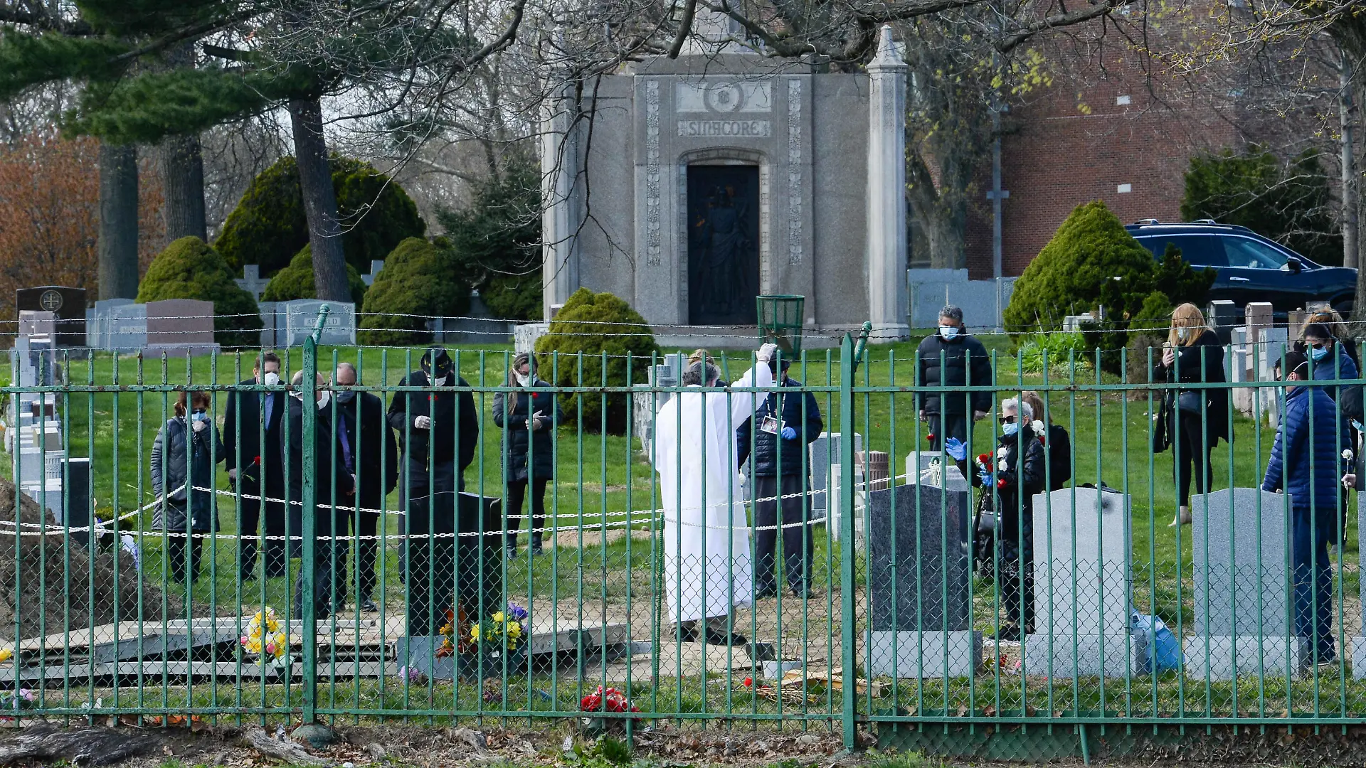 April 16, 2020, New York Queens, USA: Funeral in the time of Coronavirus. Priest praying at coronavirus patient s funeral and all family members wearing mask. The COVID-19 death toll in the NYC is 7,844 and 118,302 confirmed cases. 04/16/20. New York Queens St Joseph Cemetery. New York Queens USA - ZUMAs252 20200416znps252001 Copyright: xMarcusxSantosx