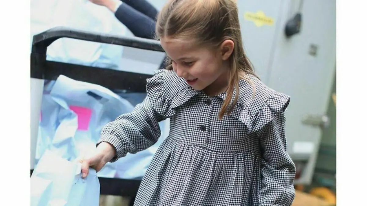 Bilder zum 5. Geburtstag: Prinzessin Charlotte teilt Essen aus