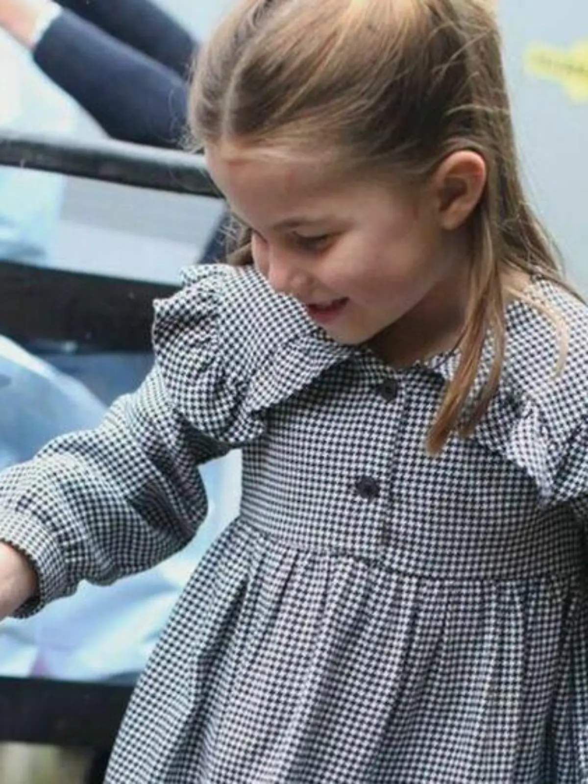 Bilder zum 5. Geburtstag: Prinzessin Charlotte teilt Essen aus