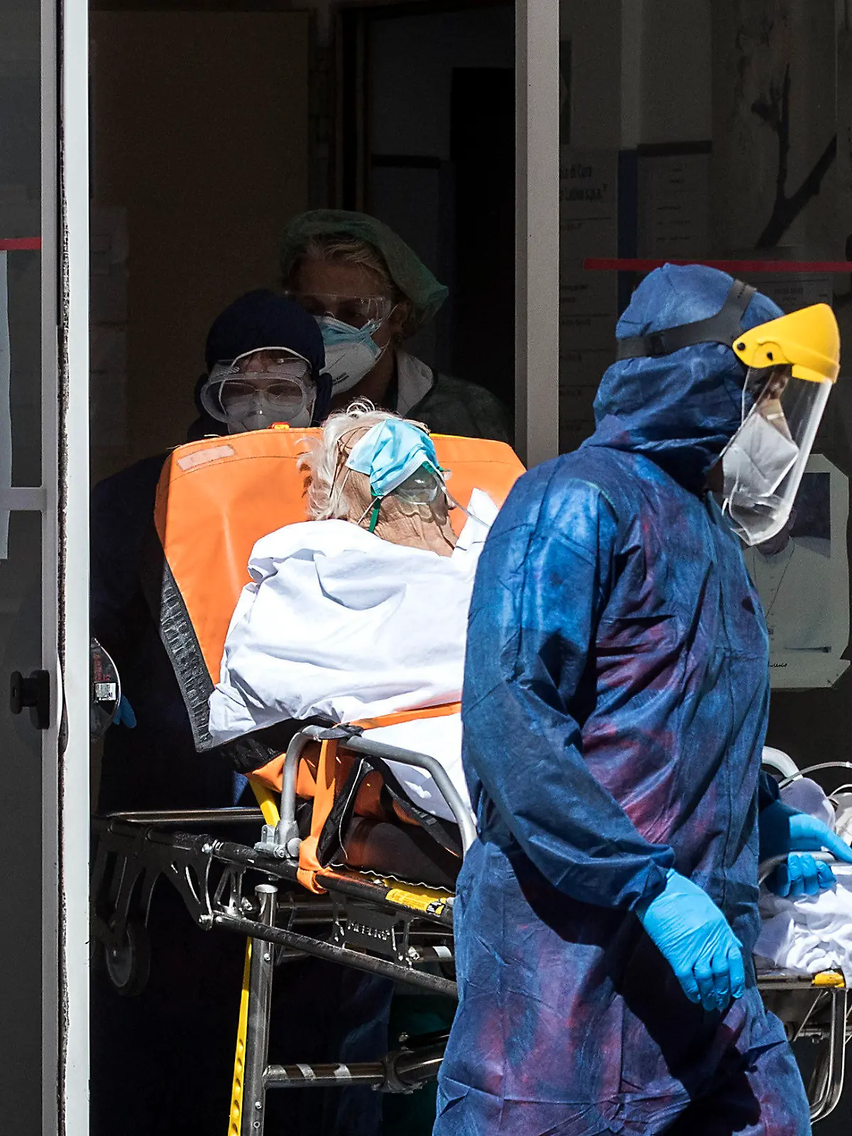 02.05.2020, Italien, Rom: Eine Bewohnerin der Seniorenresidenz «Clinica Latina», die positiv auf COVID-19 getestet wurde, wird in das Spallanzani-Krankenhaus transportiert, nachdem in diesem Pflegeheim in Rom verschiedene Fälle des Coronavirus-Ausbruchs bestätigt wurden. Foto: Roberto Monaldo/LaPresse/AP/dpa +++ dpa-Bildfunk +++