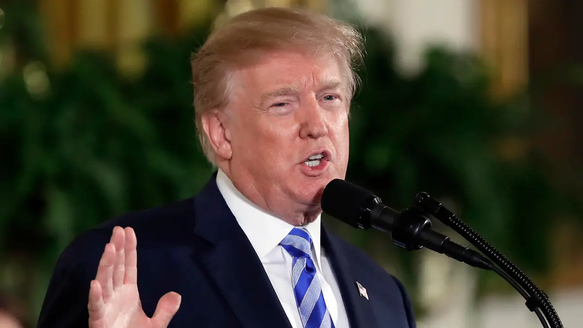 ARCHIV - 21.02.2018, USA, Washington: Donald Trump, damals US-Präsident, spricht im Ostzimmer des Weißen Hauses. Trump hat laut einem Bericht demokratischer Abgeordneter in seiner Amtszeit Geschenke aus dem Ausland im Wert von mehr als einer Viertelmillion US-Dollar an ihn und seine Familie nicht ordnungsgemäß angegeben. (zu dpa "Demokraten: Trump hat mehr als 100 Geschenke im Amt nicht angegeben") Foto: Evan Vucci/AP +++ dpa-Bildfunk +++