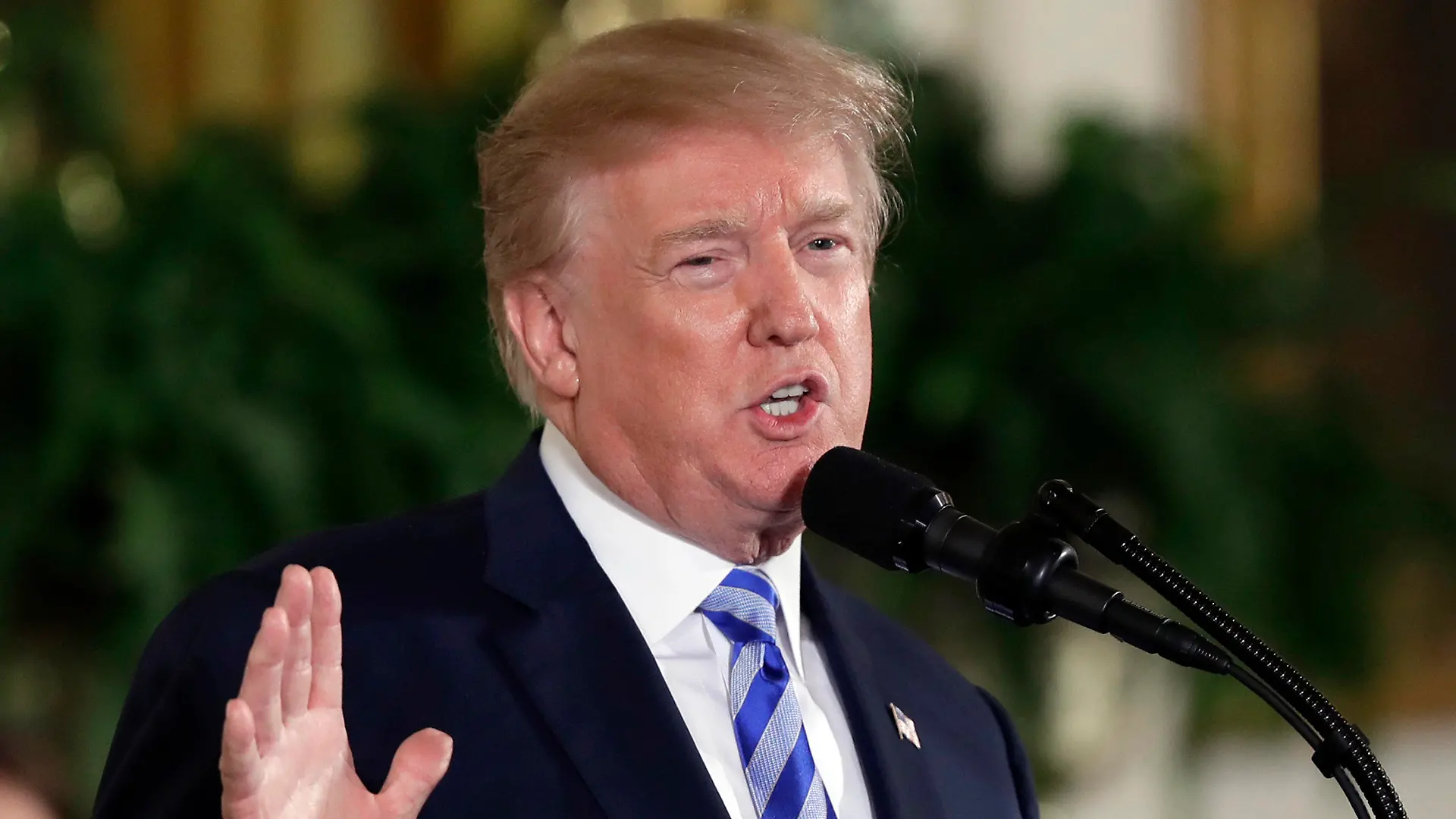 ARCHIV - 21.02.2018, USA, Washington: Donald Trump, damals US-Präsident, spricht im Ostzimmer des Weißen Hauses. Trump hat laut einem Bericht demokratischer Abgeordneter in seiner Amtszeit Geschenke aus dem Ausland im Wert von mehr als einer Viertelmillion US-Dollar an ihn und seine Familie nicht ordnungsgemäß angegeben. (zu dpa "Demokraten: Trump hat mehr als 100 Geschenke im Amt nicht angegeben") Foto: Evan Vucci/AP +++ dpa-Bildfunk +++