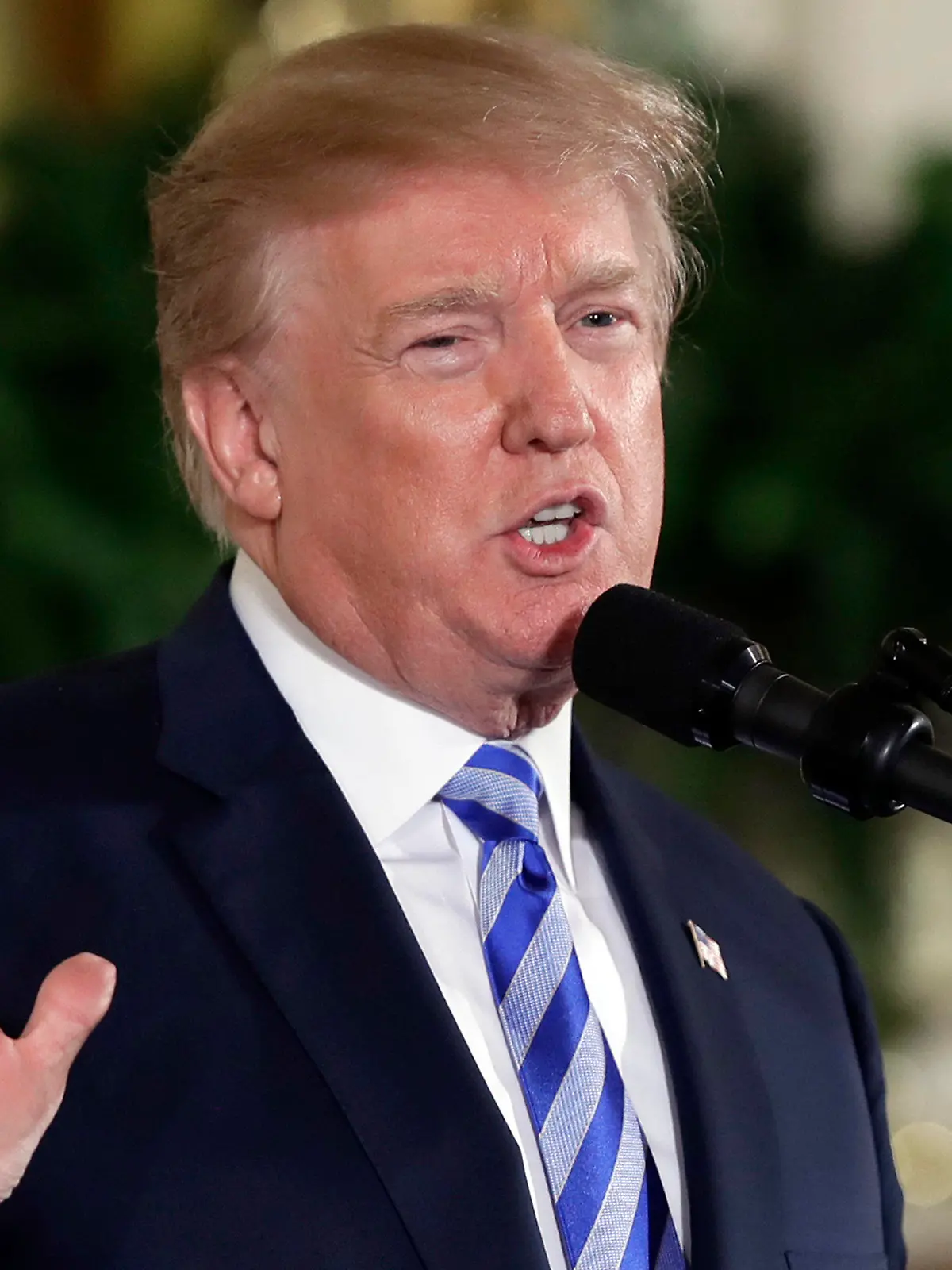 ARCHIV - 21.02.2018, USA, Washington: Donald Trump, damals US-Präsident, spricht im Ostzimmer des Weißen Hauses. Trump hat laut einem Bericht demokratischer Abgeordneter in seiner Amtszeit Geschenke aus dem Ausland im Wert von mehr als einer Viertelmillion US-Dollar an ihn und seine Familie nicht ordnungsgemäß angegeben. (zu dpa "Demokraten: Trump hat mehr als 100 Geschenke im Amt nicht angegeben") Foto: Evan Vucci/AP +++ dpa-Bildfunk +++