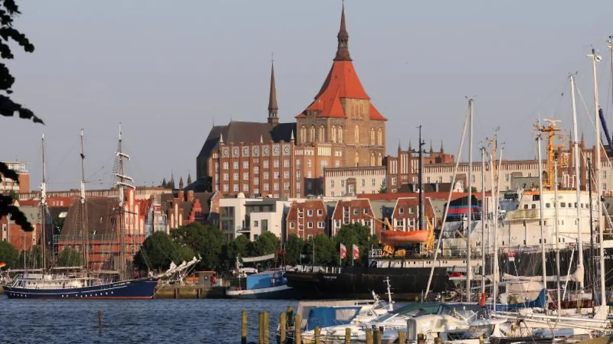 Die Altstadt von Rostock an der Warnow mit der Marienkirche