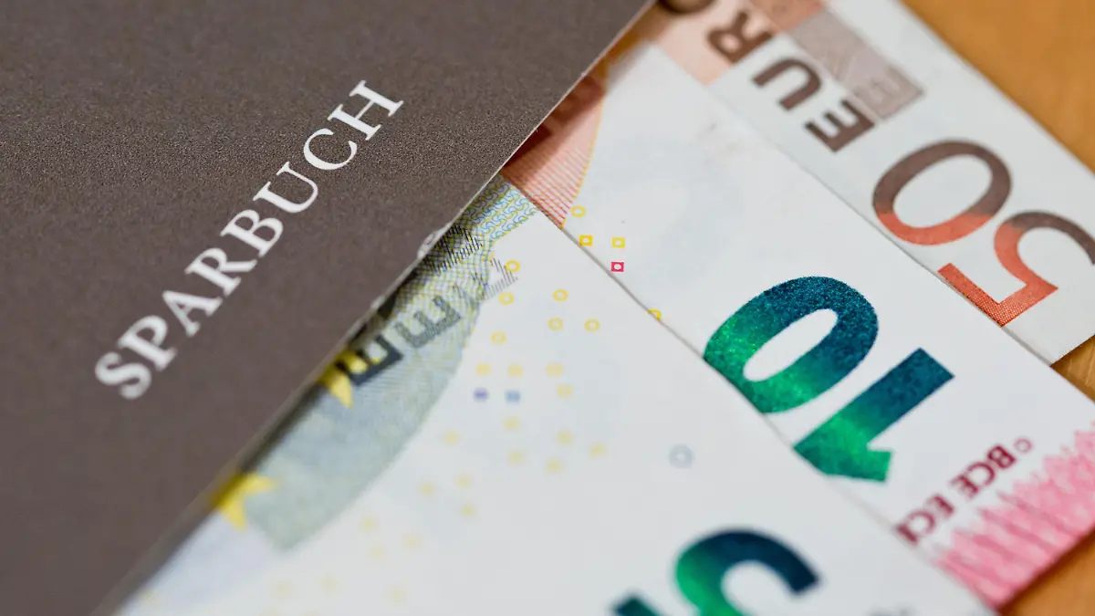 ARCHIV - ILLUSTRATION - Geldscheine (Euro) liegen am 15.03.2016 in Nürnberg (Bayern) in einem Sparbuch. Trotz der Niedrigzinsen müssen Privatleute nach Banken-Angaben nicht fürchten, beim Sparen bald draufzuzahlen. Foto: Daniel Karmann/dpa (zu dpa "Banken erwarten keine Negativzinsen für Privatkunden" vom 07.08.2016) +++(c) dpa - Bildfunk+++